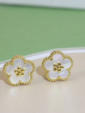 Van Cleef & Arpels Flower Earrings